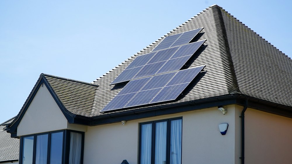 Einfamilienhaus mit Solarmodulen auf dem Satteldach