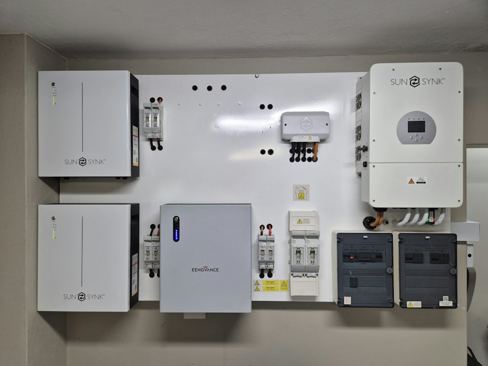 Hausspeicher mit Wechselrichter an der Wand im Technikraum