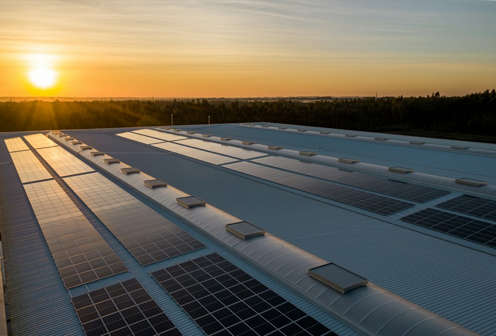 Solaranlage auf einem Hallendach im Sonnenuntergang