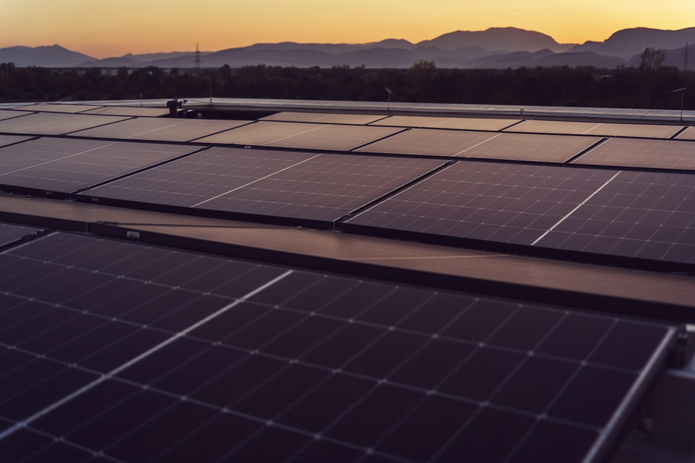 Solarmodule auf einem Flachdach im Abendlicht