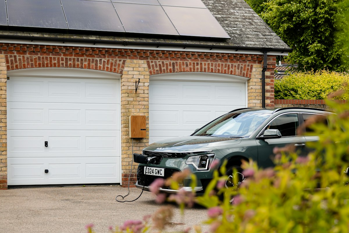 Wohnhaus mit Doppelgarage und Elektroauto in der Einfahrt