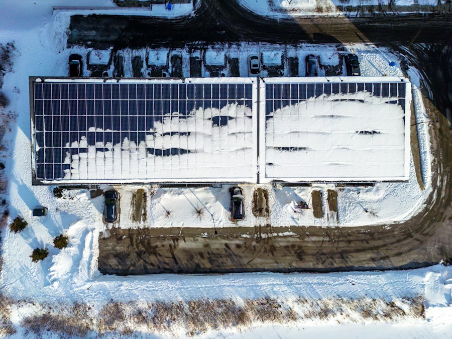 Verschneite Solaranlage aus der Luft